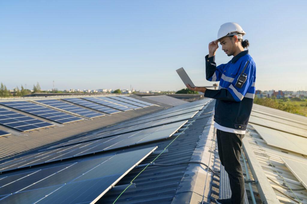 technicien faisaint un repérage sur une centrale PV en toiture
